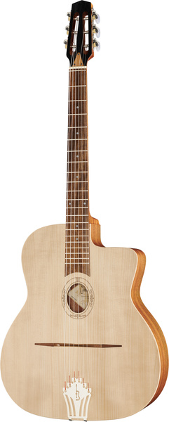 Vue de face d'une guitare manouche dotée d'un corps en bois clair, d'une découpe latérale, de six cordes et de détails raffinés autour de la rosace et du chevalet.