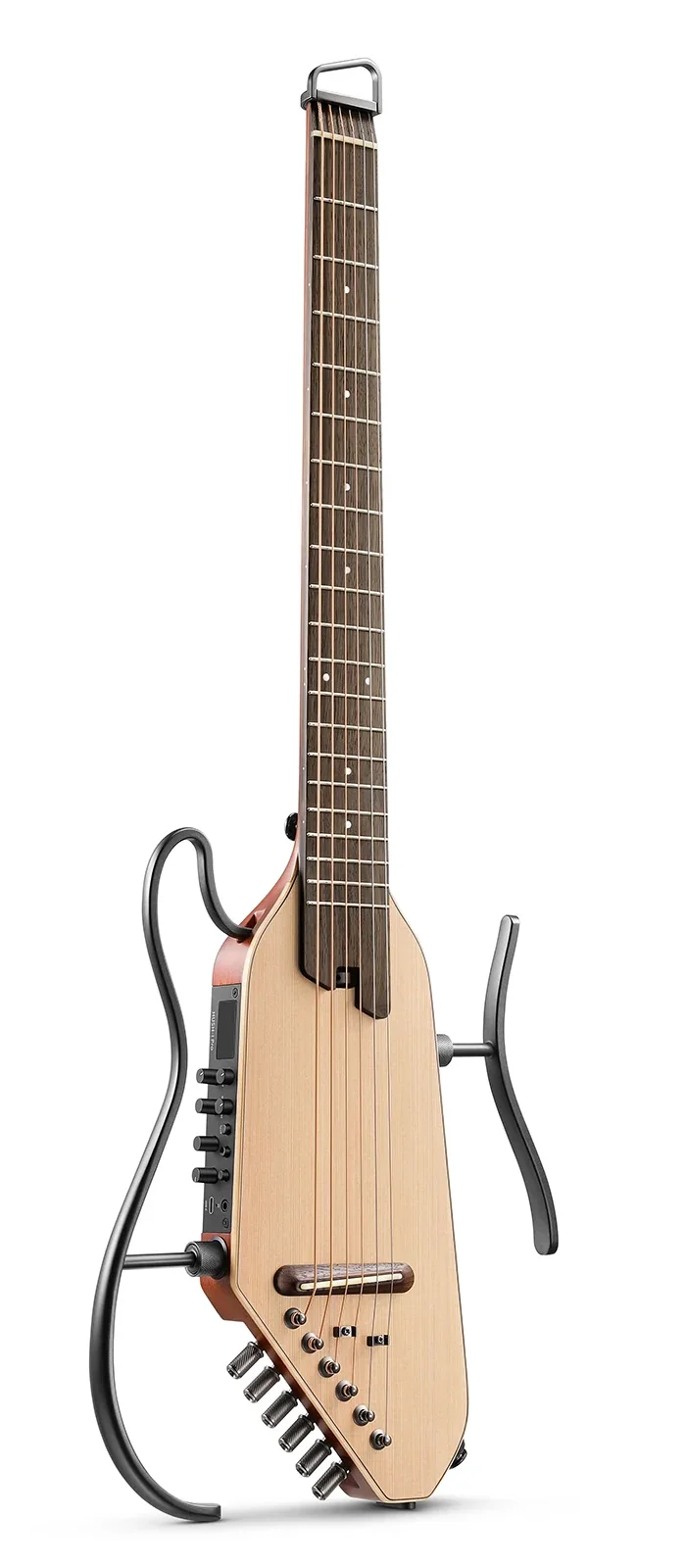 Une guitare silencieuse moderne et minimaliste, dotée d'une finition en bois naturel, de chevilles d'accordage en métal et d'une conception unique à structure ouverte, caractérisée par des supports noirs incurvés remplaçant le corps traditionnel.