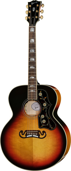 Une guitare folk acoustique Gibson « Sunburst » ornée d'incrustations raffinées, d'un pickguard décoratif au motif floral et de chevilles de réglage dorées, photographiée sur un fond blanc uni.