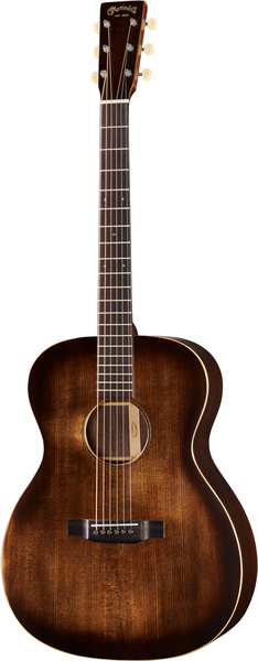 Une photo en pied d'une guitare folk acoustique présentant une finition « sunburst » marron foncé, des finitions claires, six cordes et le logo Martin & Co. sur la tête.
