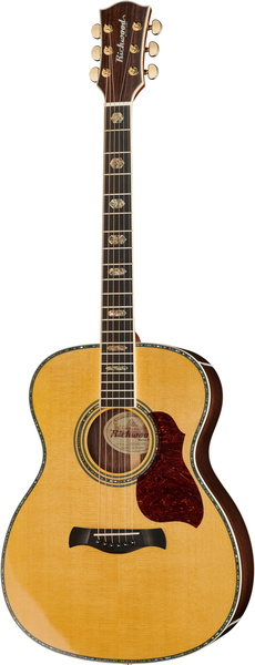Une guitare folk acoustique dotée d'une table en bois clair, de marqueteries raffinées sur le manche, d'un pickguard de couleur foncée et de chevilles de accordage dorées, vue de face.