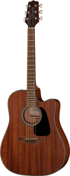 On voit une guitare folk acoustique de couleur marron, dotée d'un corps à pan coupé, de six cordes, de chevilles d'accordage blanches et d'une plaque de protection noire, posée à la verticale sur un fond blanc.