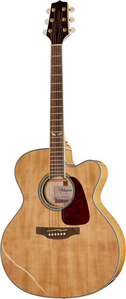 Une guitare folk acoustique en bois naturel, dotée d'un corps à pan coupé, d'une plaque de protection foncée, de six cordes et de chevilles d'accordage dorées, photographiée sur fond blanc.