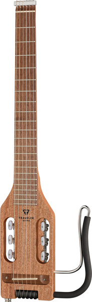 Une guitare silencieuse compacte, au format de voyage, dotée d'un corps minimaliste en bois, de six cordes, de chevilles d'accordage apparentes et d'un support métallique amovible. Le logo de la marque « Traveler Guitar » est visible sur le corps de l'instrument.